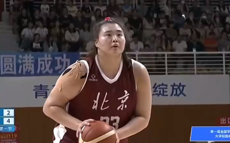 学青会篮球大学女子组决赛中，来自北京队的刘禹彤在内线“大杀四方”