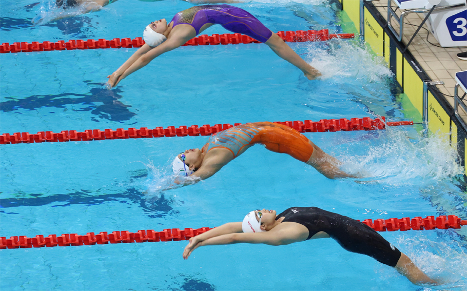 山东队王子硕获得中学组女子100米仰泳冠军